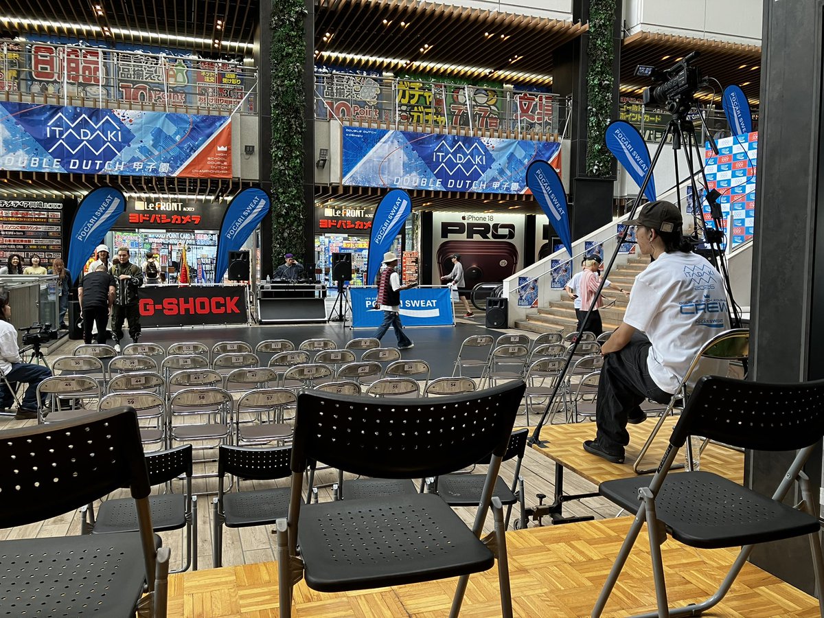 JK_Traveler's tweet photo. マリオンクレープの後は図工の授業で使う材料を買いにルフロンへ。その間、私はダブルダッチ甲子園の会場を見ていました。DA PUMPのKIMIさんがリハーサルをしていました。休憩に行くKIMIさんが近くを通ったのに声をかけられず。

#ダブルダッチ甲子園2026 #ルフロン #DAPUMP #KIMI https://t.co/SqYweZRrNd