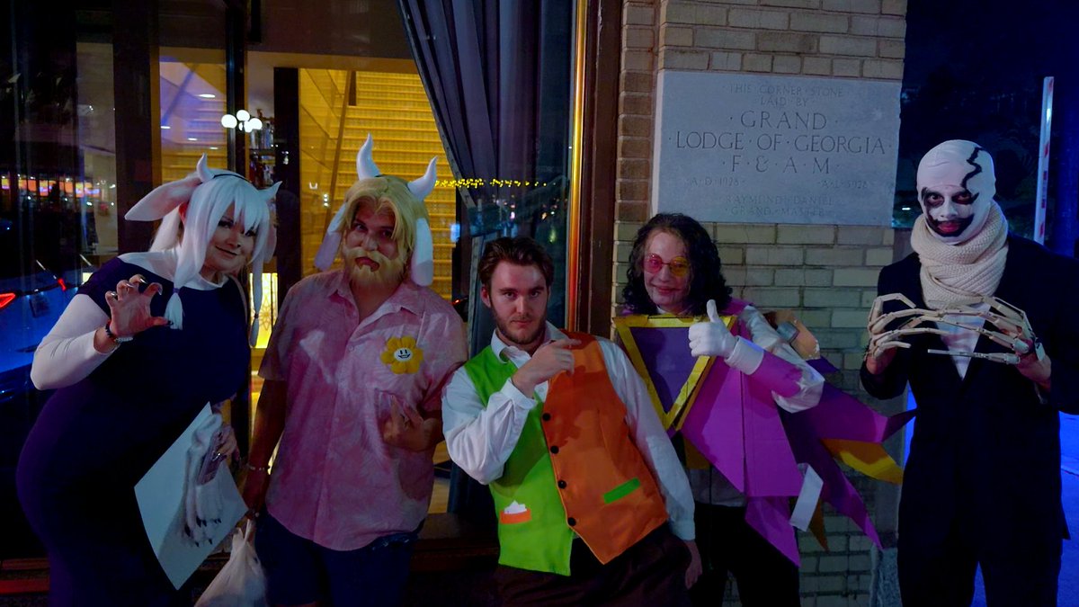 DaBasicsZ's tweet photo. @v0dch4n awww thanks i loved getting a picture with yall! (i forgot i was the one taking it lmao) my friend saw the casual asgore and then i saw toriel too and i was just like waitttt we HAVE to yall looked so good https://t.co/lsIw6YvNVf
