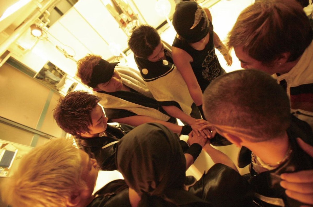 EXILE_AKIRA_LDH's tweet photo. EXILEデビュー25年周年‼︎

僕自身はデビュー20周年になりますが、
メンバーの後輩として、
EXPGスタッフ、
イントラとして、派生ユニットの活動など
携わっていた初期3年半

出会い含めると僕と自身もEXILEと言う括りでは25周年です。

あの時、
EXILEとの出会いがなければ、
今の全てがありませんし
25年前も、
25年経った今も
自分の人生に光と道標を与えてくれる
生涯そんなかけがえのない
何にも変えられない場所であり、存在です。

僕だけでなく、
きっと多くのファンの皆様にとって同じだと思います。

時代を超え、世代を超え
今もなお、EXILEと言うルーツやソウルを分かち合える事は
本当に感慨深いと思いますし
とても大きな使命感と責任感を感じております。

何より、今ある全てに
感謝の気持ちしかございません。

人生の半分以上
ひとつのグループに情熱と魂を注ぎ込めるものと
出会えたこと事態が奇跡であり運命だと思っております。

良い事だけでなく、
山あり谷あり
たくさんの辛いことや、
苦しいこと、歯痒いことも経験しましたが

生まれ変わっても、
またこの人生を歩みたいと思えるほど
自分は幸せ者だと感じております。

それは、
全て
EXILEに出会ったから
EXILEのファンの皆様に出会ったからです。

まだ、
思い出に至る事は早いと思いますが
この場を借りて
心からみんなに"ありがとう"を伝えたいです。

今年の秋から始まるドームツアーでは

"THIS IS EXILE"

音楽、歌、ダンス、エンターテイメント
仲間、絆、ヒストリ、ルーツ
Soul、、、

全てにおいて

"THIS IS EXILE"
なエンターテイメントショーを
お届けいたします！！

皆さんのEXILEが今ここにあります！！

自信を持って、確信をもって
必ず皆さんに喜んでもらえる

"あの時のEXILE"
"今のEXILE"

"THE EXILE"

を体感してもらえる
ライブになるかと思いますので
皆さん、ぜひ遊びに来てください！

そして、これからも共に
EXILEと言う青春をしていきましょう💫

#EXILE
#25anniversary