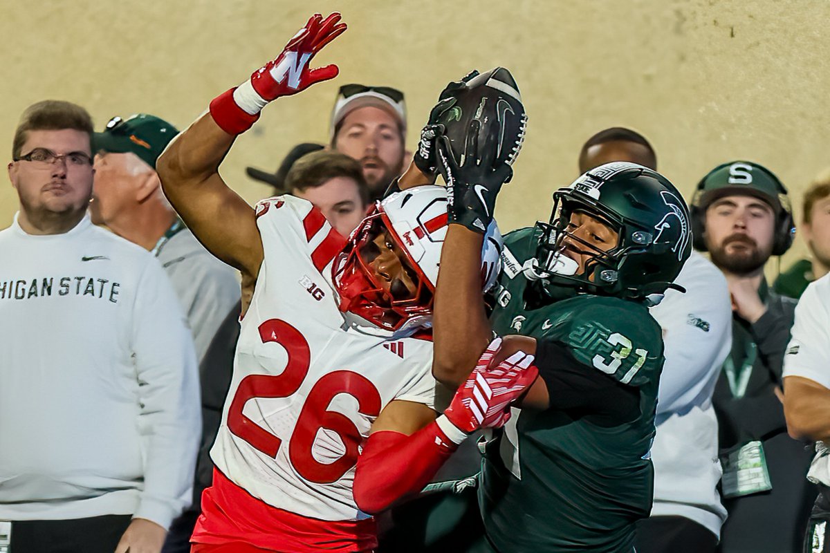 DavidHarns's tweet photo. These pics of Jayden Savoury's catch (by Spartans Illustrated's Marvin Hall) are 🔥: https://t.co/Zwoq9fapQw
