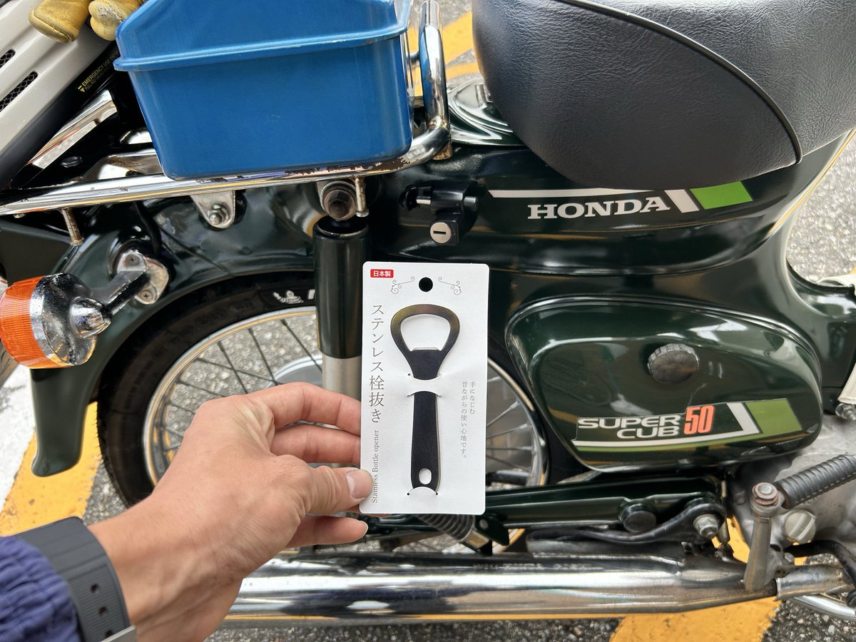 daisuke106s16's tweet photo. ヘルメットロックにDカン届かない問題
専用品売ってるけど100均の栓抜きが安くて良いね https://t.co/p69rBtdQw3