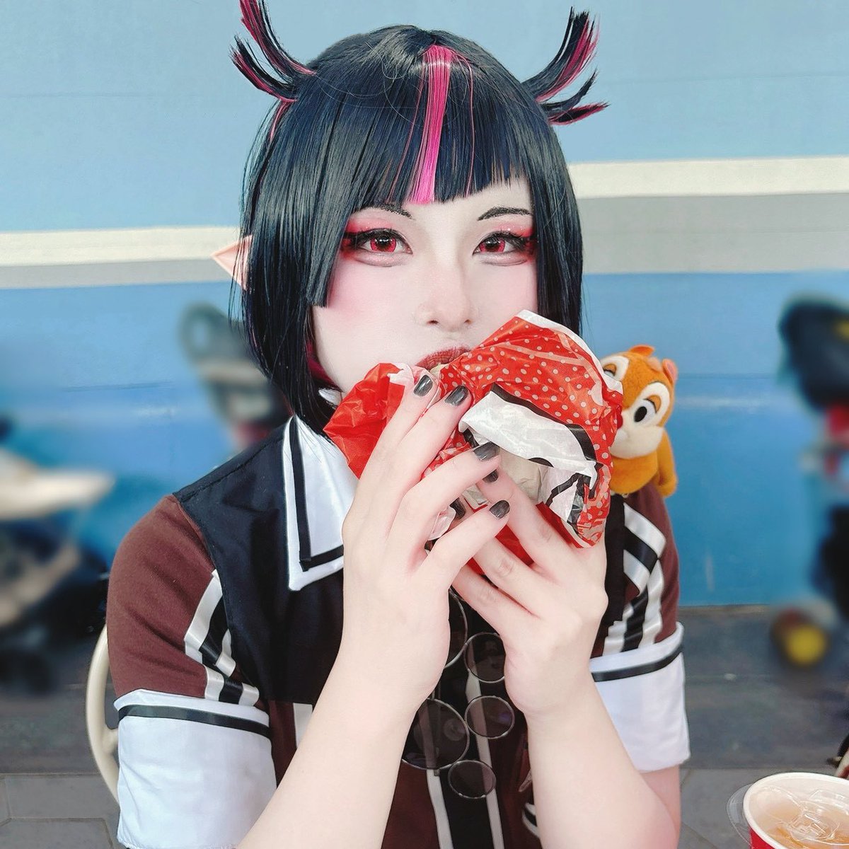 miko_nanairo's tweet photo. お昼休憩🍽️

…ま、全部わしが食べるんじゃがな🦇

。もぐもぐ🐿️。。。

#Dハロ2026 
#Dハロ仮装 https://t.co/7prjYXeBSw