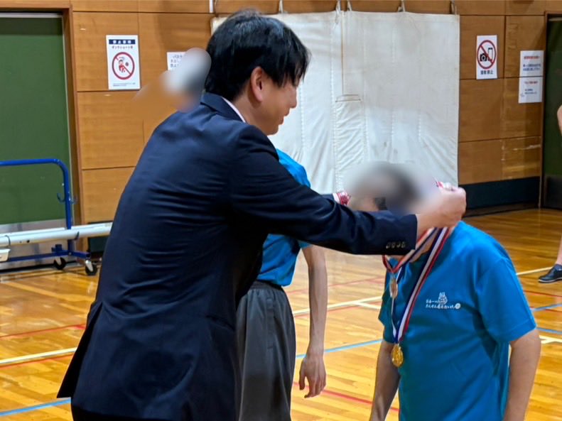mita1973's tweet photo. 【9月27日(日)】
理事をつとめる「スペシャルオリンビックス日本・大分」の夏季地区競技大会の開会式に参加しました。その後、卓球の応援と表彰式のプレゼンターをしました。
アスリートの皆さんの懸命な様子に元気をもらいました。
#みらいをともに https://t.co/4NaWjyCbfI