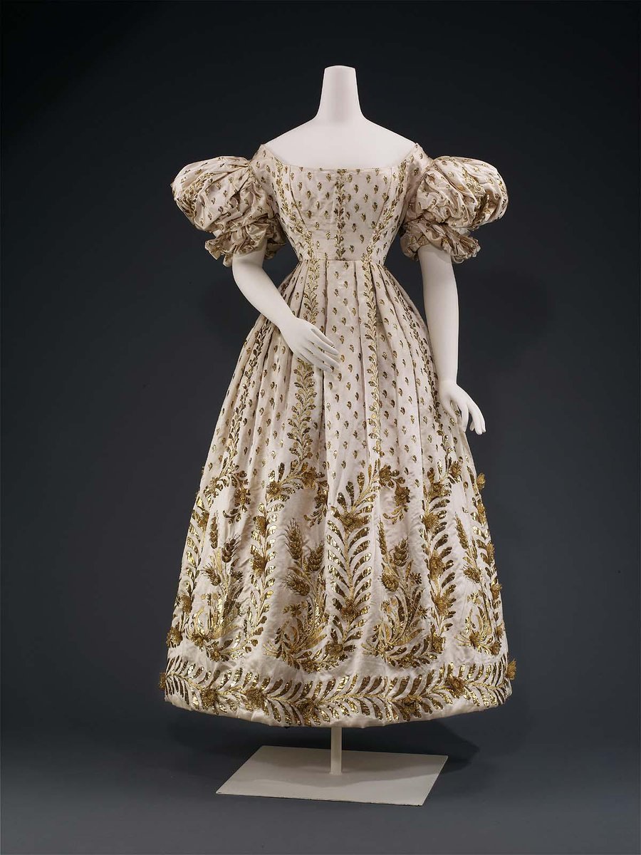 plummie9's tweet photo. France

Court Dress, c. 1830

White silk satin embroidered with plain  and textured flat gilt wire, sprigs overall, flowers and wheat on  sleeves and at skirt base, three dimensional flowers and wheat kernels  over wire and net foundations.
White cotton muslin lining, boning centre. Hook-and-eye closures at back.

@mfaboston 
#FashionHistory