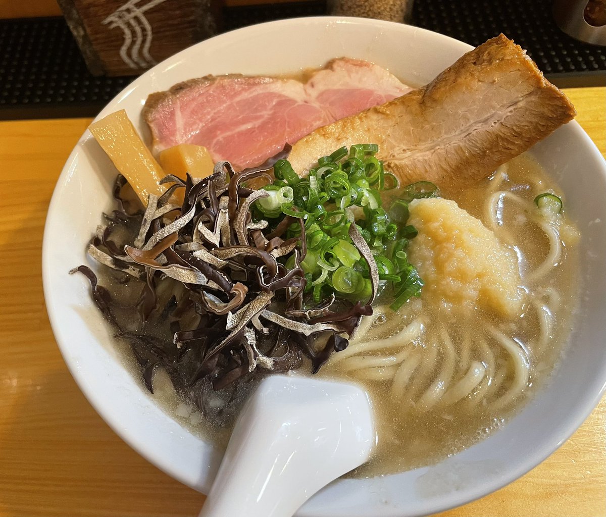 tatsu00_'s tweet photo. 背油におぼれし者@玉野市
濃厚塩とんこつ 150g
肉飯 ミニ

トローリなスープにモチっとした麺がウンマー。
ニンニクとキクラゲがいい仕事してくれてます。
太肉の存在感が凄い。
そろそろ肉飯 ミニもキツくなってきた。
満腹&amp;大満足。
ご馳走様でした。 https://t.co/9BddkeUcJ2