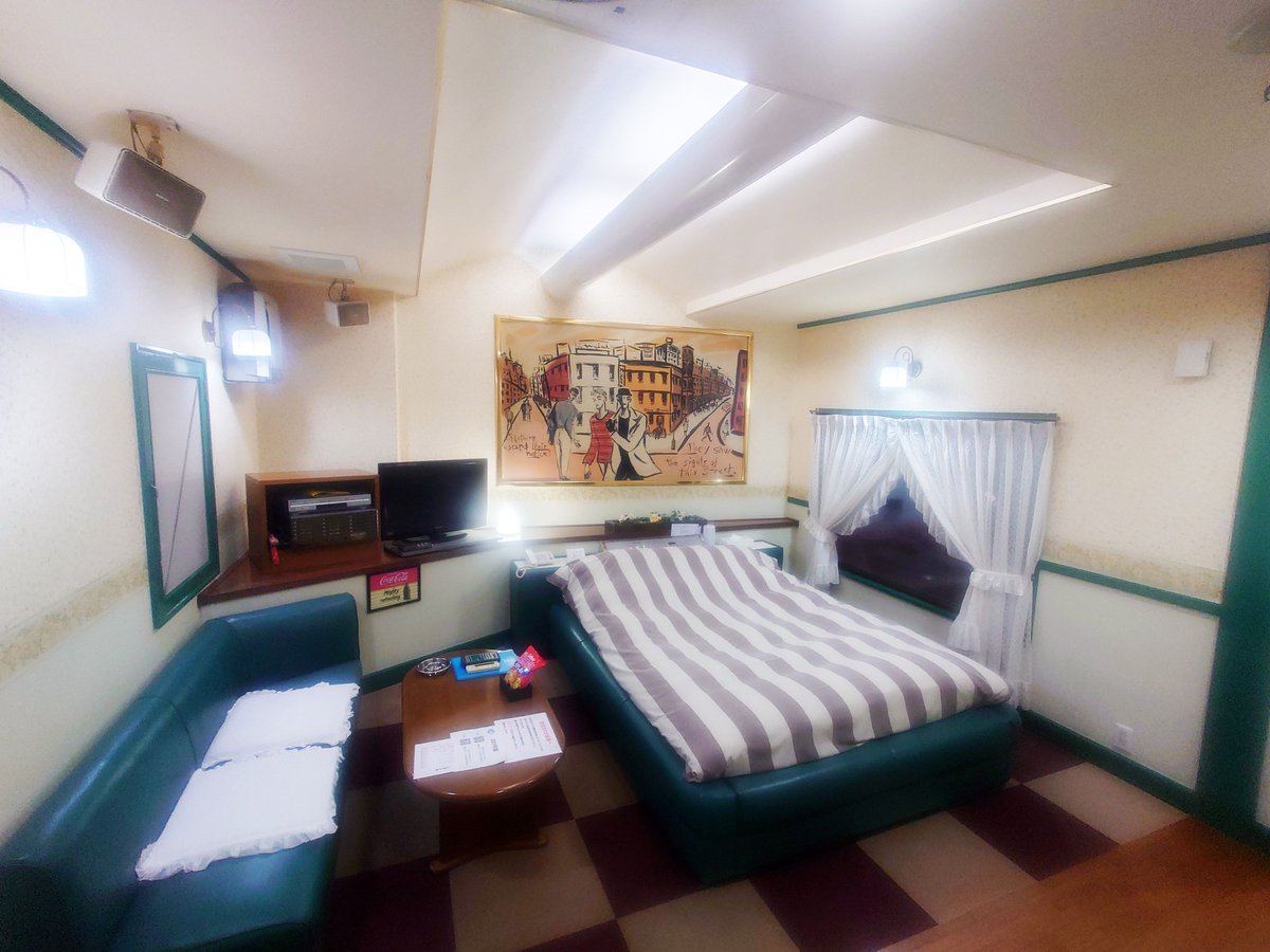 HOTEL_Fantasy_'s tweet photo. ２０７号室のご紹介
フローリングが特徴のお部屋となります。
木の暖かみと緑の配色によるゆったりした雰囲気を感じて頂けたら幸いです。

皆様のご利用をお待ちしております。 https://t.co/KC8LGNoIdZ