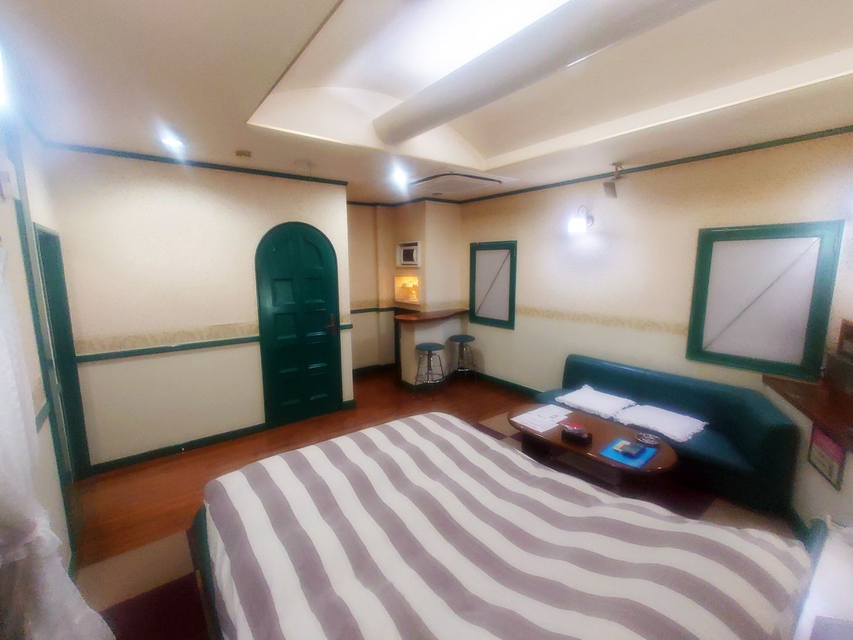 HOTEL_Fantasy_'s tweet photo. ２０７号室のご紹介
フローリングが特徴のお部屋となります。
木の暖かみと緑の配色によるゆったりした雰囲気を感じて頂けたら幸いです。

皆様のご利用をお待ちしております。 https://t.co/KC8LGNoIdZ