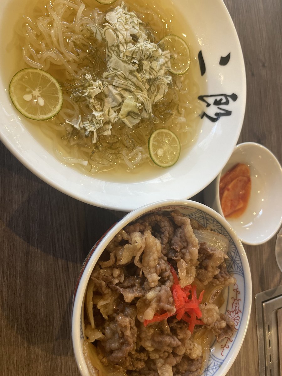 kahiiro99's tweet photo. 昨日のごはん、二郎というお店で、牛丼と冷麺のランチ🍖
ボリュームあってなかなかよかったです❗️
タリーズのお芋シェイクールも飲みました〜芋の風味がウマー💫

到着優待は、
✅マクドナルド
みんな大好き優待❗️ https://t.co/nIXyKXsesG