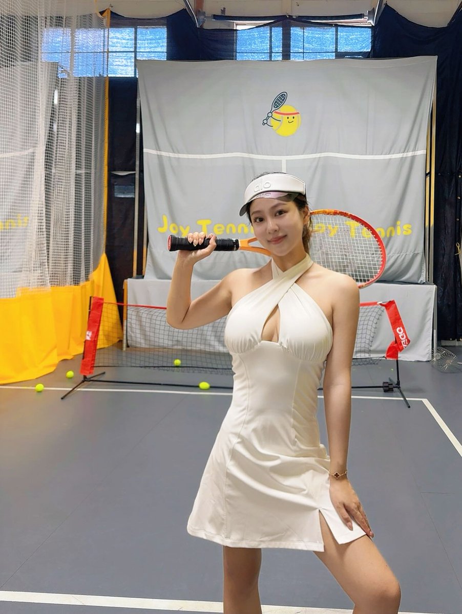 Isabel2c1's tweet photo. Still working on my swing (check out the second pic not bad, right? haha), but the sporty outfit has to be a perfect 10! 💯 https://t.co/M2lUnT6I1e