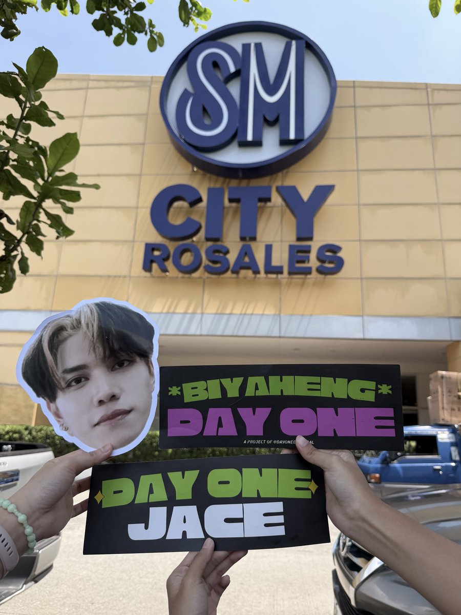 teamjaceofc's tweet photo. [🗞️] #JACE_NEWS

We are now here at SM Rosales for Day One’s busking series.

Get your own Day One banner now here at The Atrium, Ground Level! ♠️

DAYONE SM ROSALES STORIES
#DAYONEFindTheirStories
#DAYONEOfficial #DAYONE_JACE https://t.co/koLGcG54F5