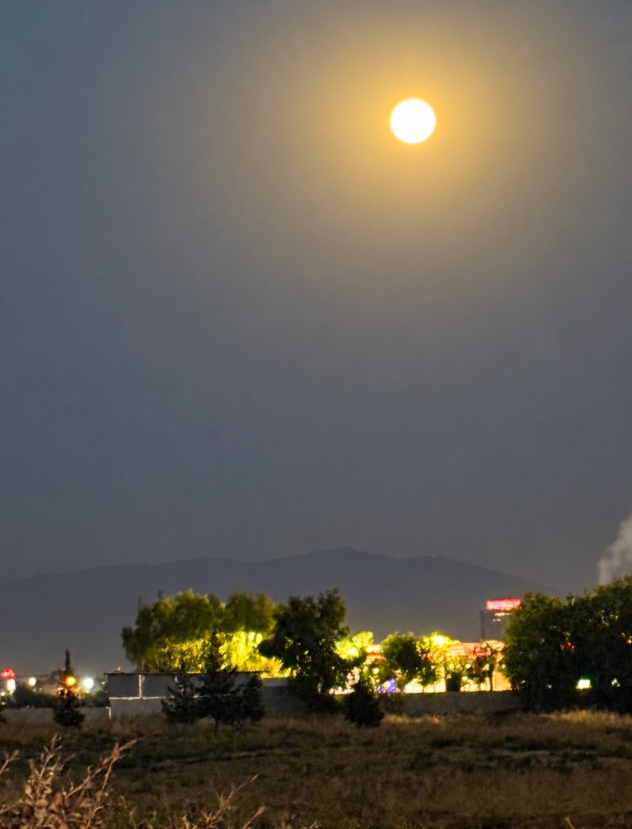 AmediNareman's tweet photo. Last night's moon was very bright.
قمر ليلة امس كان مٌضيئاً  جداً https://t.co/kTL7dXcsyc