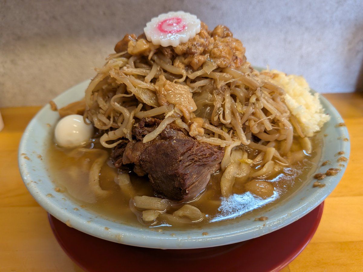 vvv_jun35's tweet photo. 肉めん肉めしNO11@谷塚のらーめん

茶色の暴力♪
登場した瞬間から旨いが確定している見た目
ゴワゴワ麺の暴力
ホロリしょっぱ味染みブタは底から忍びも発掘しブタの暴力団
スープは脂とカエシが力強く暴力的
〇ニ感満載の1杯でとても満足した
めちゃくちゃ旨い。 https://t.co/1a8eHRUtTC