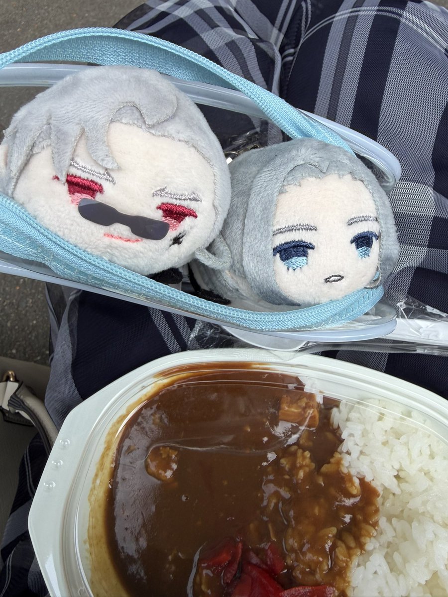 t_ofms's tweet photo. 座るところ見つけられなくてさまよってた人 https://t.co/ejbmhwD9Jy