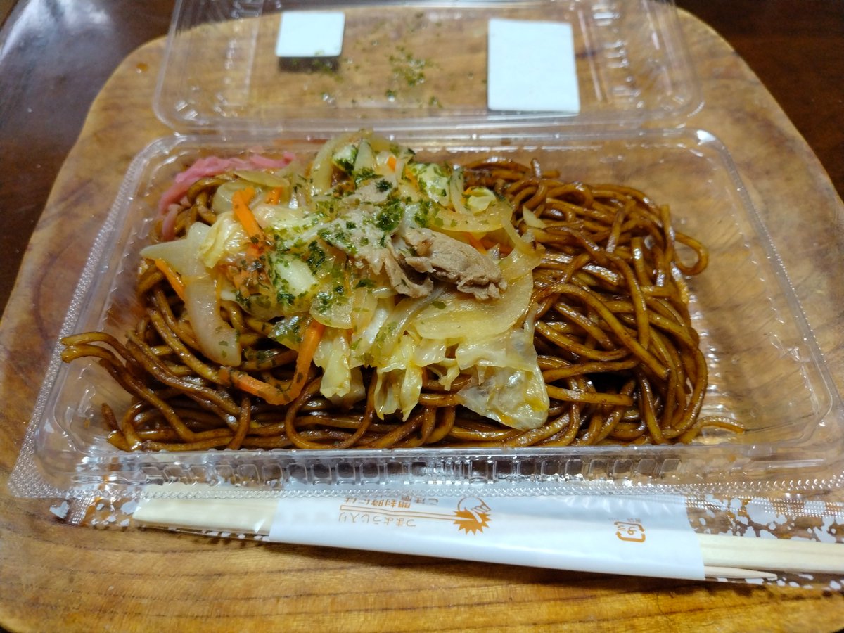7mpersec's tweet photo. 日曜日の昼メシはスーパーの惣菜コーナーで購入したソース焼きそば。洗濯、掃除は終わったゾ！あとは… https://t.co/YrWEdX2eX6