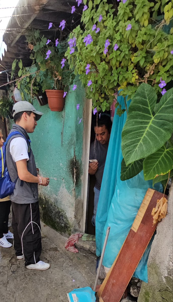 GerardoGM_MS's tweet photo. Tacuba se conoce caminando y escuchando a su gente. 🤝
#CasaXCasa, compartimos información, escuchamos inquietudes y conocemos las necesidades de la comunidad. Participar, expresar nuestras ideas y organizarnos también es construir comunidad. https://t.co/b8aBaouybu