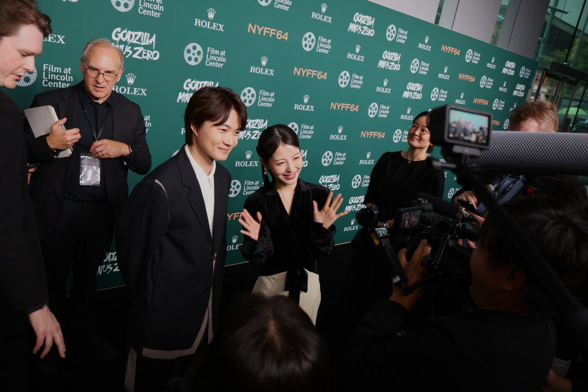 g_minus_zero's tweet photo. 第 64 回ニューヨーク映画祭「スポットライト・ガラ部門」に「ゴジラ」シリーズ初となる選出を受け、#山崎貴 監督、 #神木隆之介、 #浜辺美波 がプレスカンファレンス、レッドカーペット、舞台挨拶に登場。

本作の最速上映となる公式上映会場には
1,000 人を超える観客が集結。
上映が始まりゴジラが圧倒的な絶望とともに姿を現すと、場内には悲鳴と大歓声が交錯。緊迫した展開には息をのみ、涙を拭う観客の姿など、会場全体が作品世界へと引き込まれて行きました。

本編が終了すると会場は瞬く間に万雷の拍手と歓声に包み込まれ、鳴りやまないスタンディングオベーションとなりました。

11月3日(火・祝)日本公開
#ゴジラマイナスゼロ