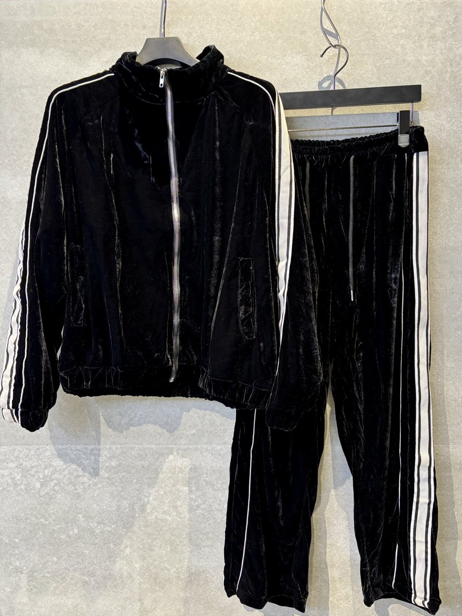 MAGICCINQ's tweet photo. [ MAGIC CINQ COLLECTIONS ]

Velour Sideline Track Jacket
Price : ¥11,880- (including tax)
Size : M,L

Velour Sideline Track Pants
Price : ¥9,790- (including tax)
Size : M,L

詳細はこちら↓
 https://t.co/lkMHwarCuv https://t.co/J911SVPw1H