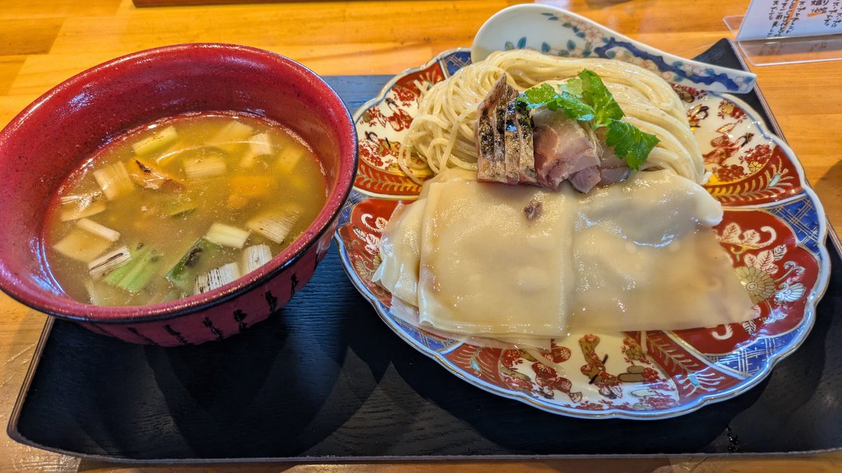 tororoudonge's tweet photo. うどどんランチ
煮干しつけ麺って珍しいよな〜って食べてみたけどクッッッッッッソ美味くてビビった
今度から煮干しラーメンとかも食べてみようかな https://t.co/ljJ437YVvb