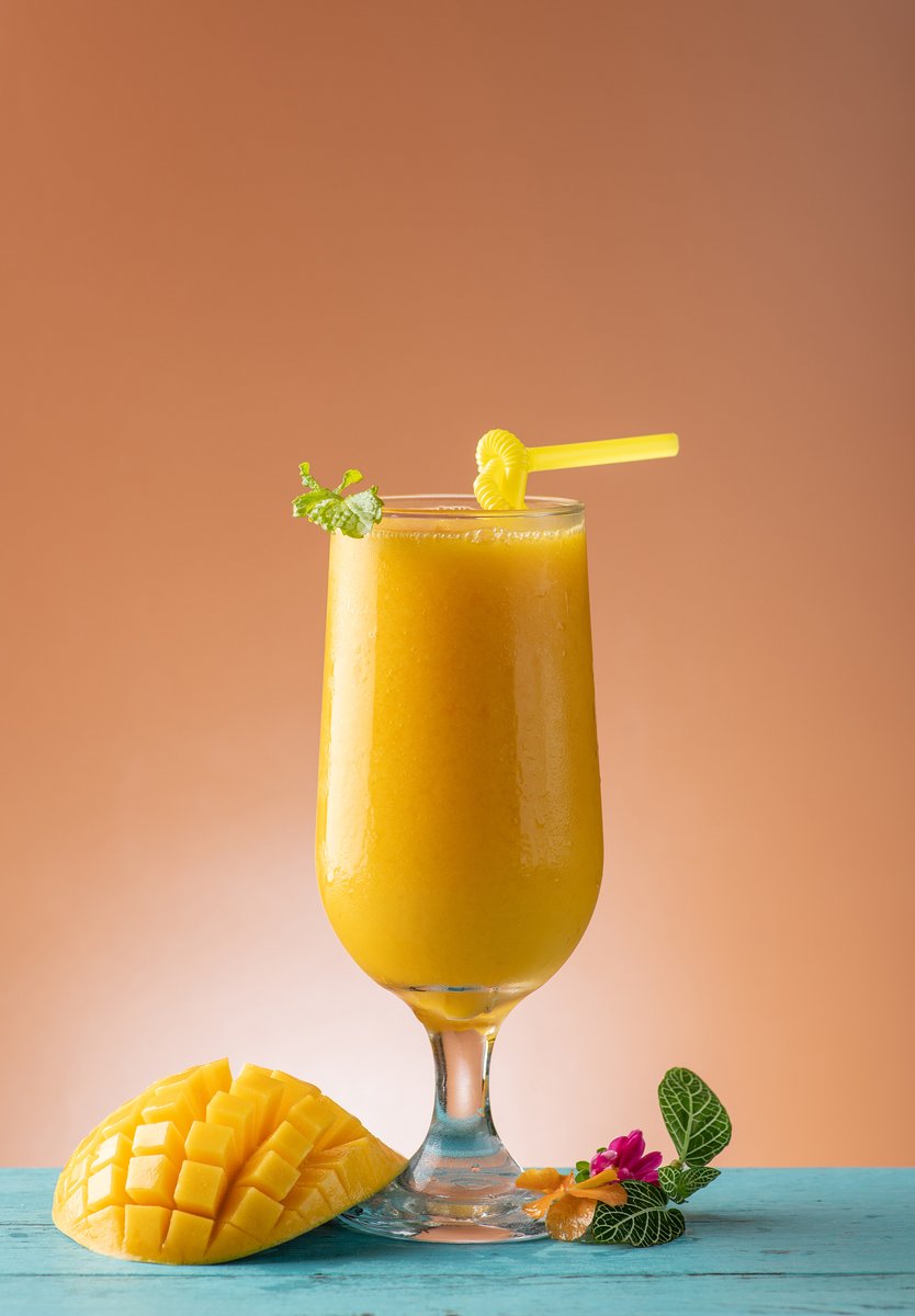 MoniqueMeevqfi's tweet photo. 5-minute mango iced latte hack! Blend ripe mango chunks + espresso + oat milk, no fancy equipment needed. Perfect summer pick-me-up! https://t.co/sKokeSfCHF