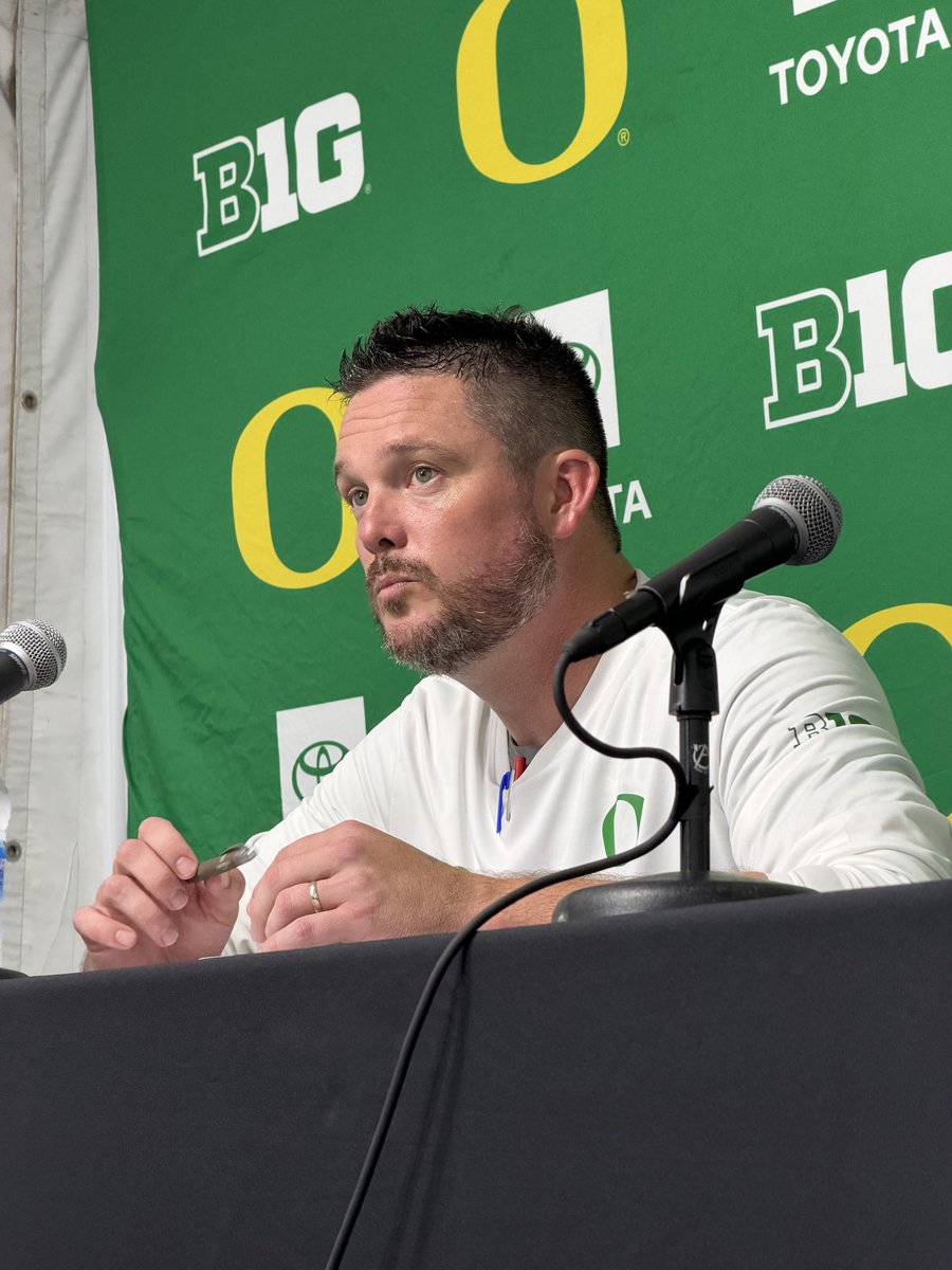 BriAmaranthus's tweet photo. Oregon coach Dan Lanning mic drop moment. 

"3-0 against (USC). I guess if you're a good football player in the area you should come to Oregon. Or you can stay in LA and go to a Chris Brown concert."

https://t.co/iUsUvth94Z https://t.co/KPSbO7qaXV