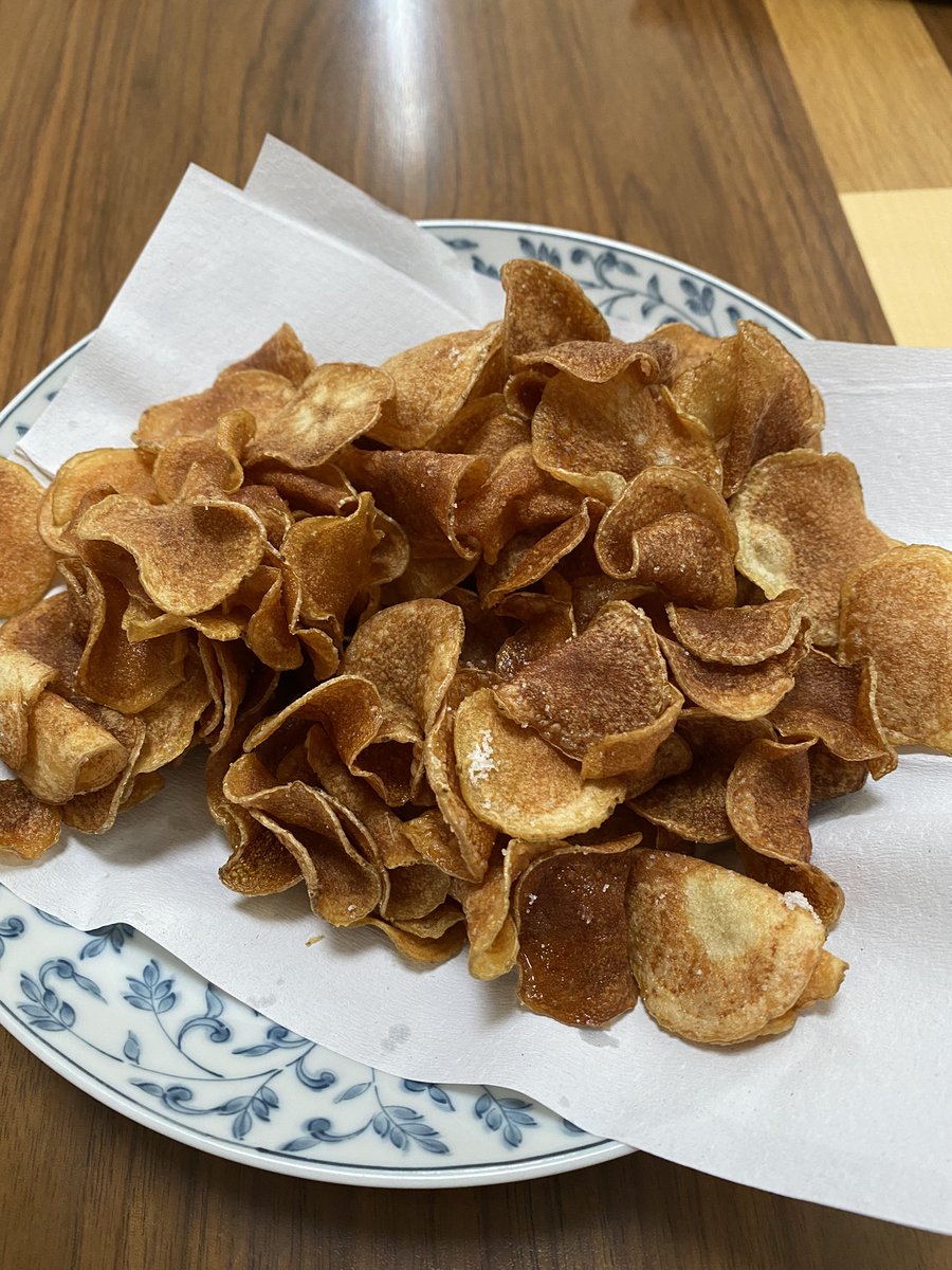 kanako_h23's tweet photo. 夫が揚げてくれる🥔を寝ころびながら永遠食べてる♾️そりゃ太るw https://t.co/aGw37bVPvg