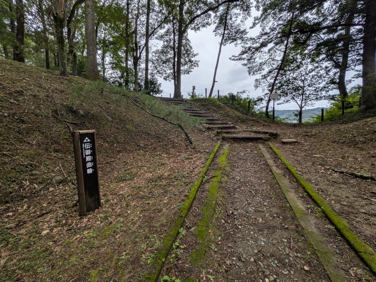 nagodora702's tweet photo. さて、久しぶりのリアル城攻めは日本百名城の一つ、鉢形城跡！
北条、武田、上杉の領土争いの最前線。
正に天然の要害😳
戦国好きとしては来られて良かったですが、広い！😅
この涼しさでも汗だくなので、夏にはオススメ出来ませ！
これで百名城を（恐らく）47城攻略し、半分が見えて来ました！ https://t.co/dewSH6uLss