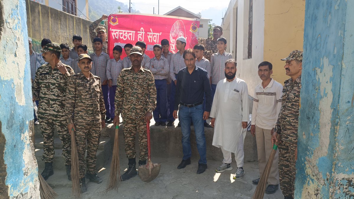 166BNCRPF's tweet photo. स्वच्छता केवल एक कर्तव्य नहीं, हमारी जीवनशैली और राष्ट्र के प्रति सच्ची सेवा है 
#SwachhataHiSeva2026 
दिनांक 27/9/2026 को #166BN 
के कार्मिकों द्वारा Gov High School Ramsoo (रामबाण)में विशेष स्वच्छता अभियान चलाया गया https://t.co/BGIyxE41Kl