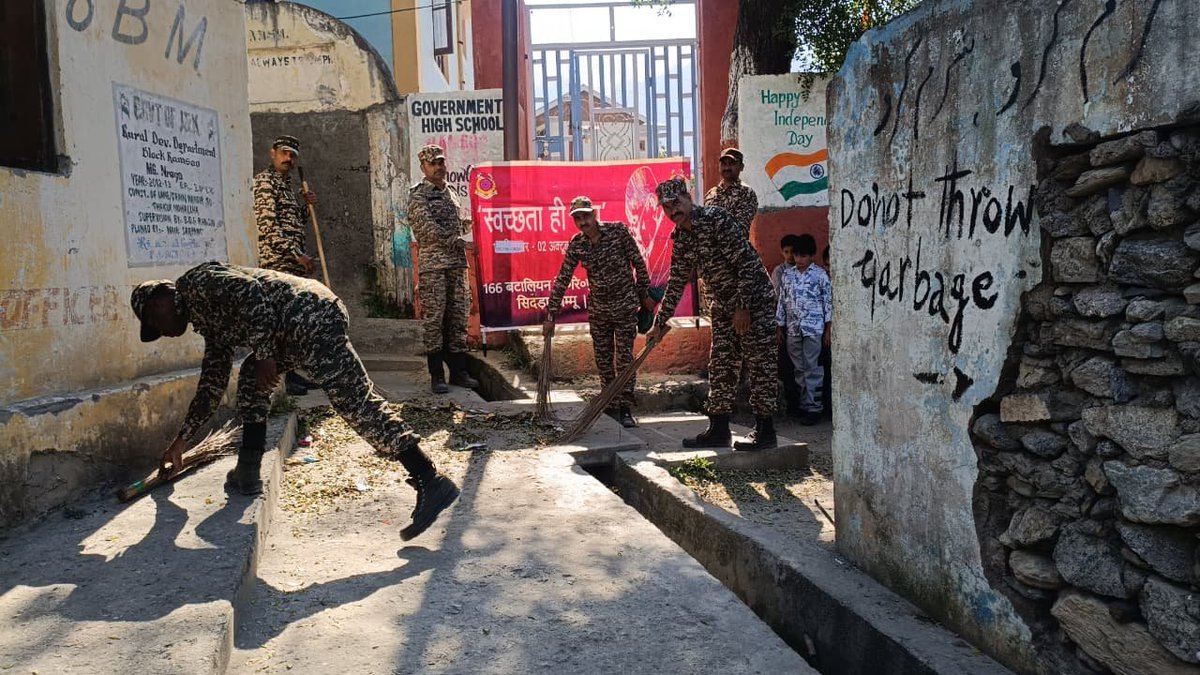 166BNCRPF's tweet photo. स्वच्छता केवल एक कर्तव्य नहीं, हमारी जीवनशैली और राष्ट्र के प्रति सच्ची सेवा है 
#SwachhataHiSeva2026 
दिनांक 27/9/2026 को #166BN 
के कार्मिकों द्वारा Gov High School Ramsoo (रामबाण)में विशेष स्वच्छता अभियान चलाया गया https://t.co/BGIyxE41Kl