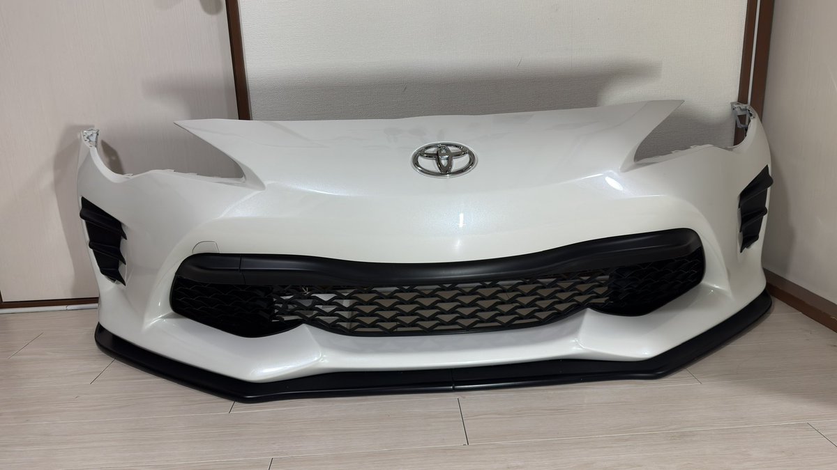 Zex4_'s tweet photo. 直接引き取り限定
本物の純正US後期バンパーになります。
車両売却の為売ります。
10万円
��:K1X
状態は１つだけ飛び石の傷があります。
詳細はDMいただければ送ります！
#パーツ売ります
#zn6 
#売ります https://t.co/vOX3oRzYml