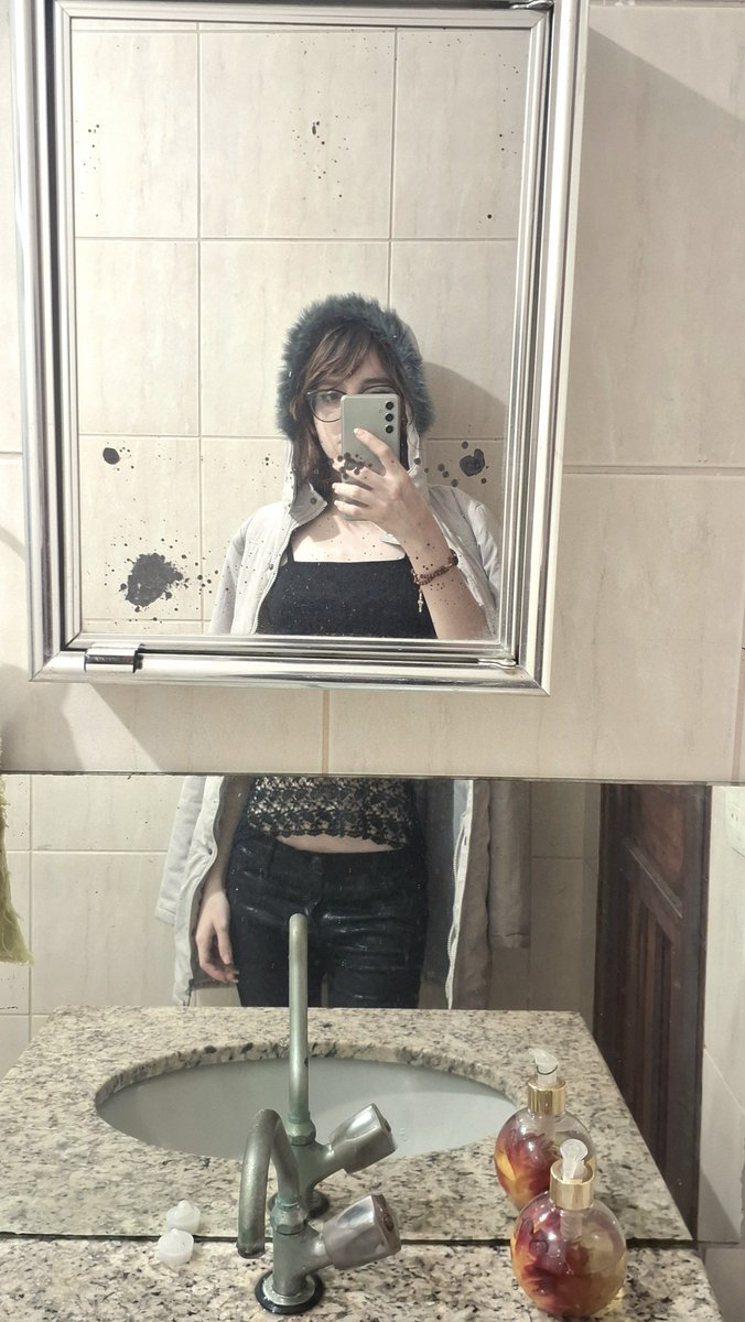 mardeggan's tweet photo. crazy mirror https://t.co/XbebMClzde