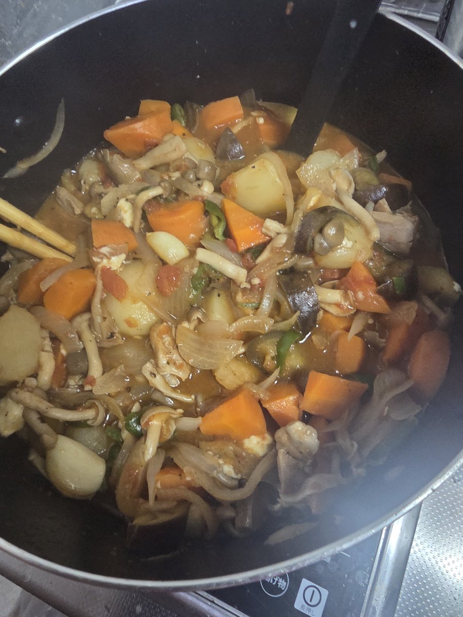 perorigogo's tweet photo. 今週もカレー
今回は
白菜高すぎて
じゃがいも入れた
急に野菜高くなった…

赤ワインで煮込んで
スパイス類も多めに入れた

旨い😋 https://t.co/n5rPMpt6CW