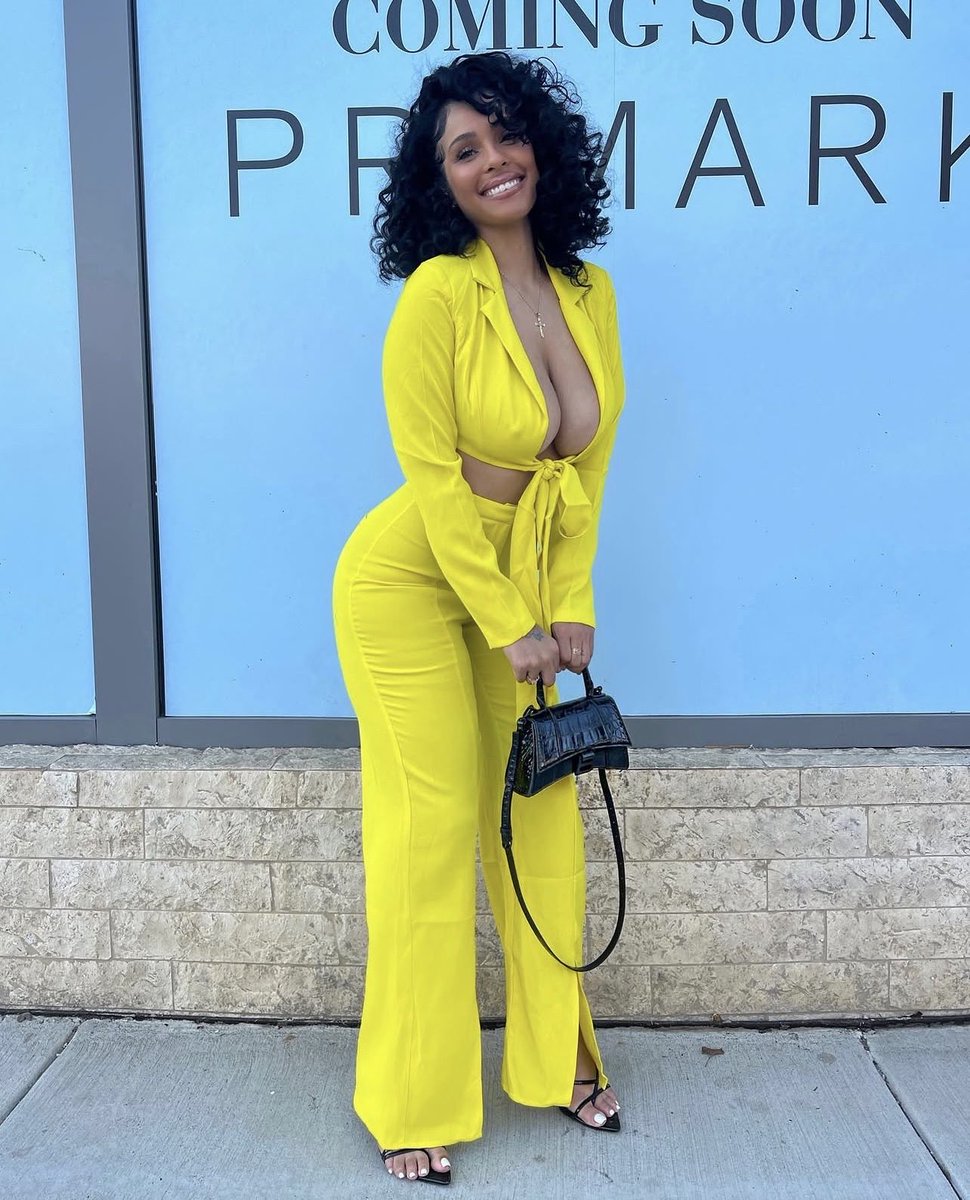 Msgrenawayyy's tweet photo. Such a lady💛 https://t.co/q9zcblSQ0F