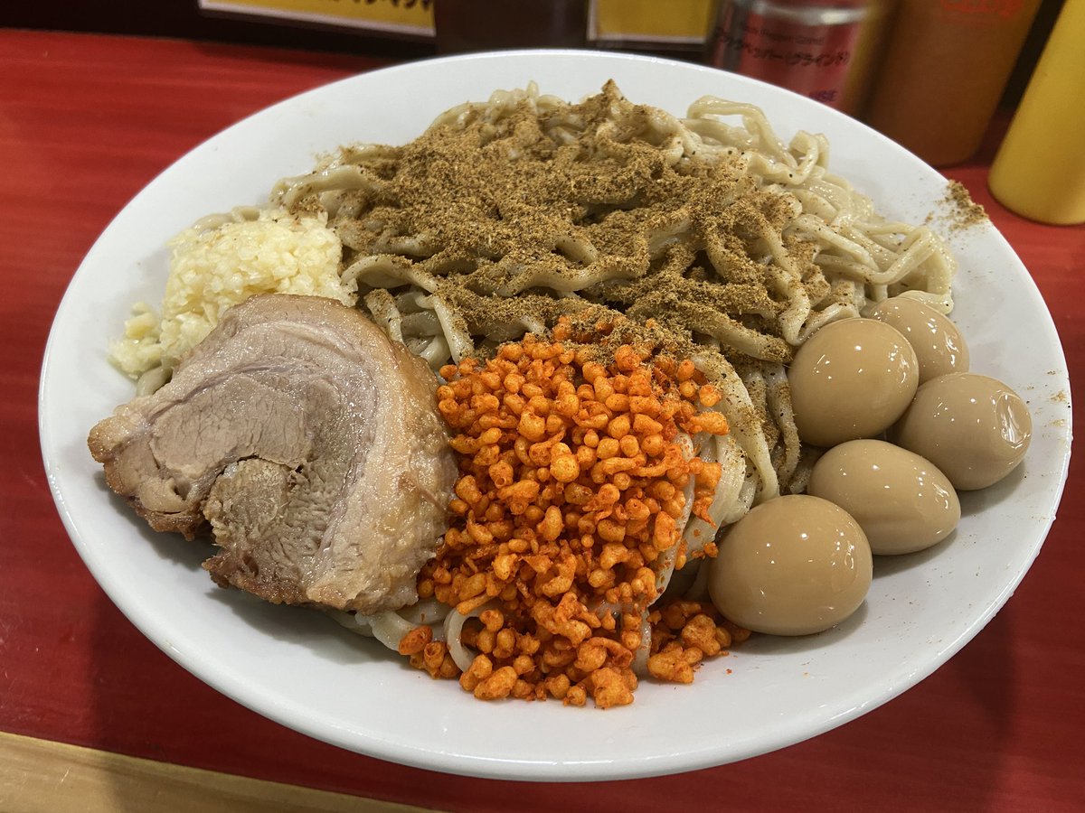 torimenoseinen's tweet photo. ラーメン鷹の目 明大前店
ラーメン＋100円券(つけ麺に変更)＋麺マシ(700g)＋魚粉＋味付うずら
ニンニク、辛揚げ

食券の買い方がわからなくて粗相をしてしまい、ご迷惑をおかけしました。

ごちそうさまでした。 https://t.co/9bITXPBbxv