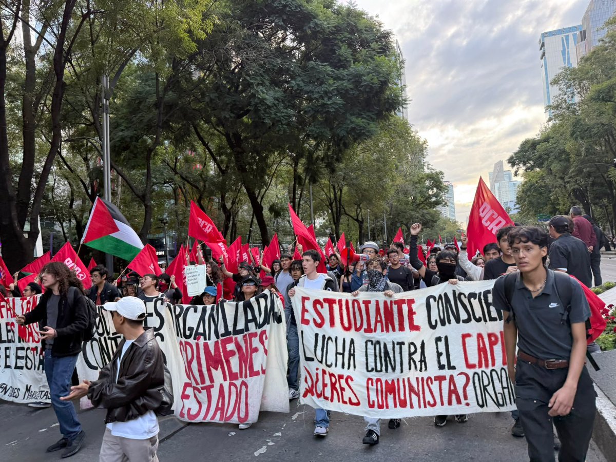 marxismomx's tweet photo. Participación de los camaradas del PCR de la CDMX en la marcha en conmemoración por la desaparición y asesinato de los 43 normalistas

¡¡SI VIVOS SE LOS LLEVARON, VIVOS LOS QUEREMOS!! 🚩 https://t.co/kOYUGSk08H