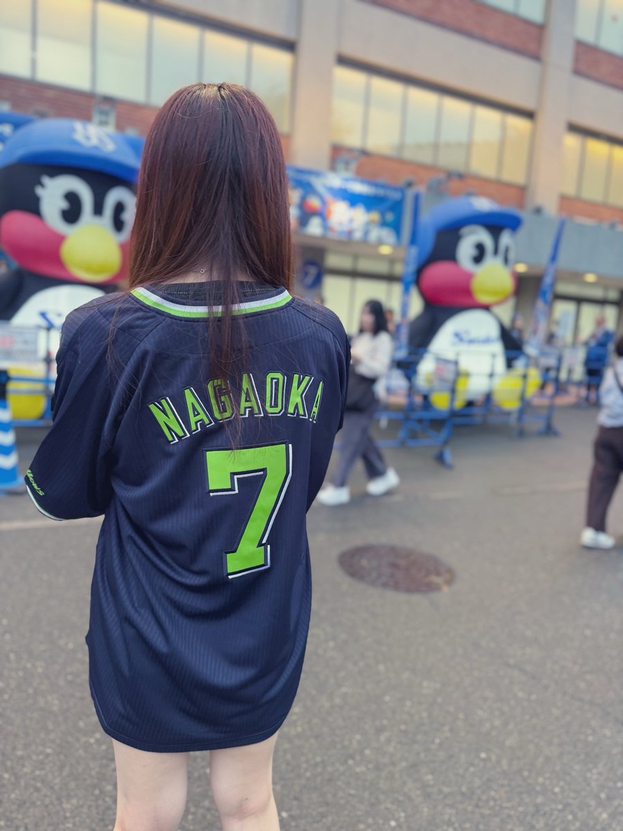 chocoooooo26's tweet photo. すわほーできたぁ(   ߹ㅁ߹)☂️
やっとヤクルト戦見に行けたぁ⚾️︎ ̖́-
しかも推しの長岡選手の誕生日の日に( ᵒ̴̶̷̥́ωᵒ̴̶̷̣̥̀ )✨️
大好きなつば九郎にも会えた〜🐧🧢💓

バックネット裏の近くて素晴らしい席…✨️
そしてサヨナラ勝ちᩚ ܸo̴̶̷  ̫ o̴̶̷ ܸ  ᩚ🚩
最高な1日だったぁ🪄︎︎◝✩ https://t.co/p4SZCpVytn