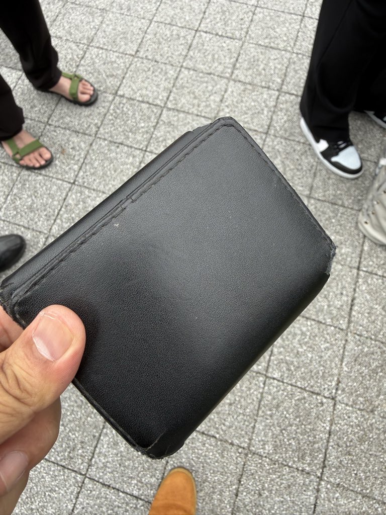 ken_t4u's tweet photo. ねぽっくすで財布落とした方誰かいませんかー！ししろんグッズを持った人らしいので多分SSRBの方っぽいですー！
写真の所で落ちてたらしいです！
イニシャルがY.Tの方連絡ください！
もし無ければ交番届けますー！
#SSRB https://t.co/IUZZ9fu89q