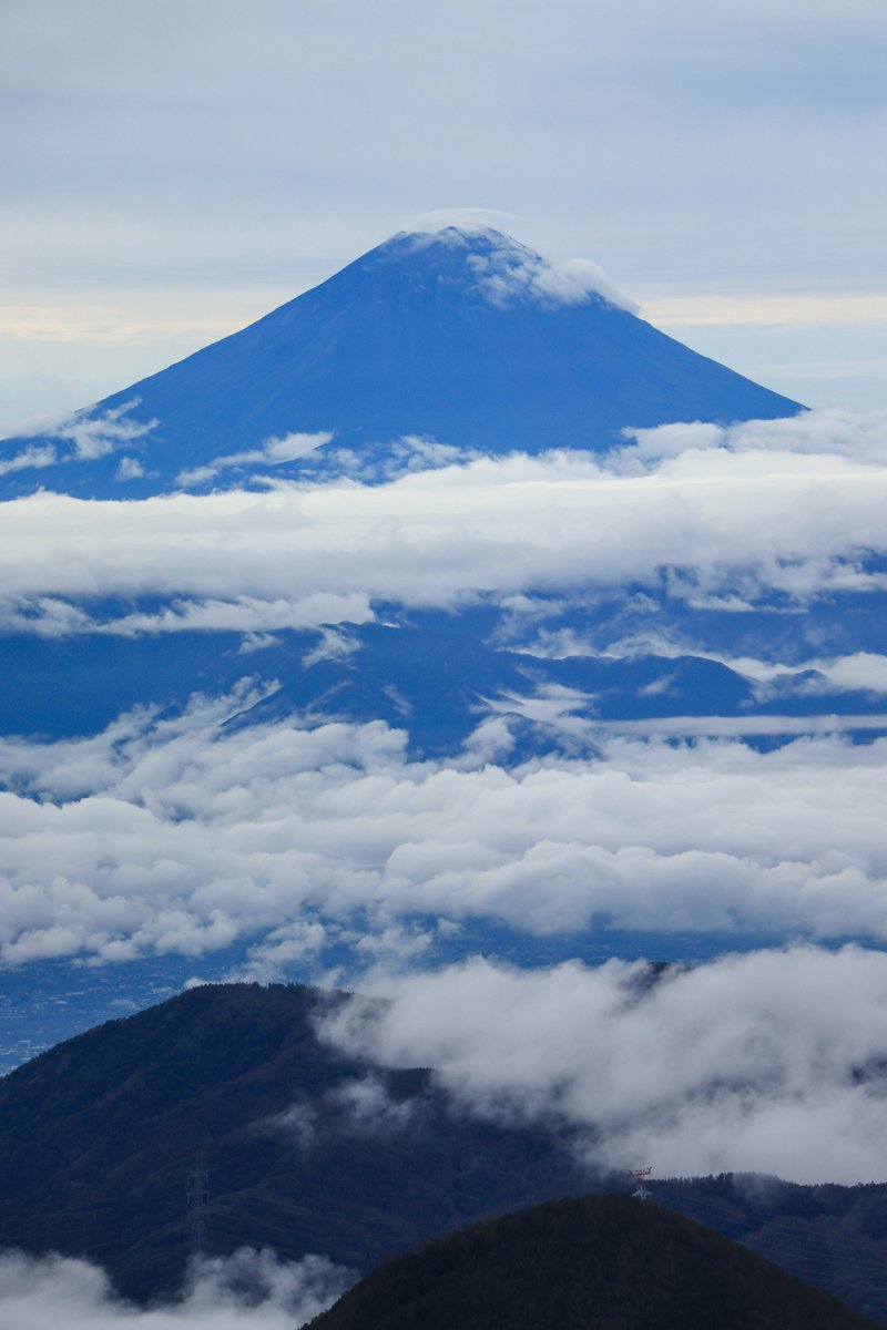 jackal9880's tweet photo. 2026/09/27 金峰山
大弛峠から金峰山。珍しく大弛峠の駐車場が空いていてよかった。微妙な天気だったがガスの切れ間を狙って朝活。木々が色づき始めてきていた。 https://t.co/pUyScU8MLq