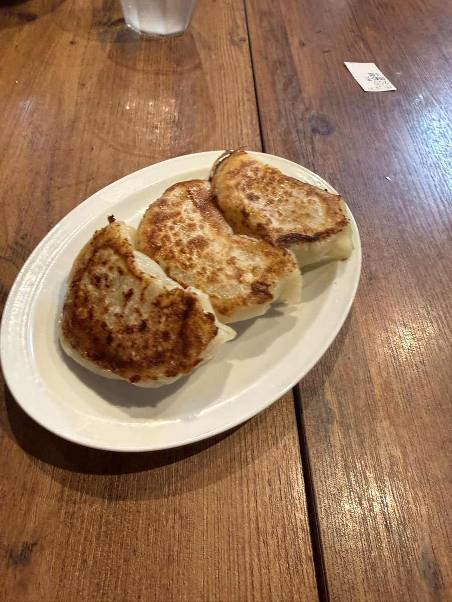 jr2xdk's tweet photo. 今日から外に出てもいいので近所にできたラーメン屋
おいら達の後ろに%0人くらい居ました💦
生姜ワンタン麺と餃子3つ
餃子デカꉂ🤣𐤔 https://t.co/G7WJoxqJ3a