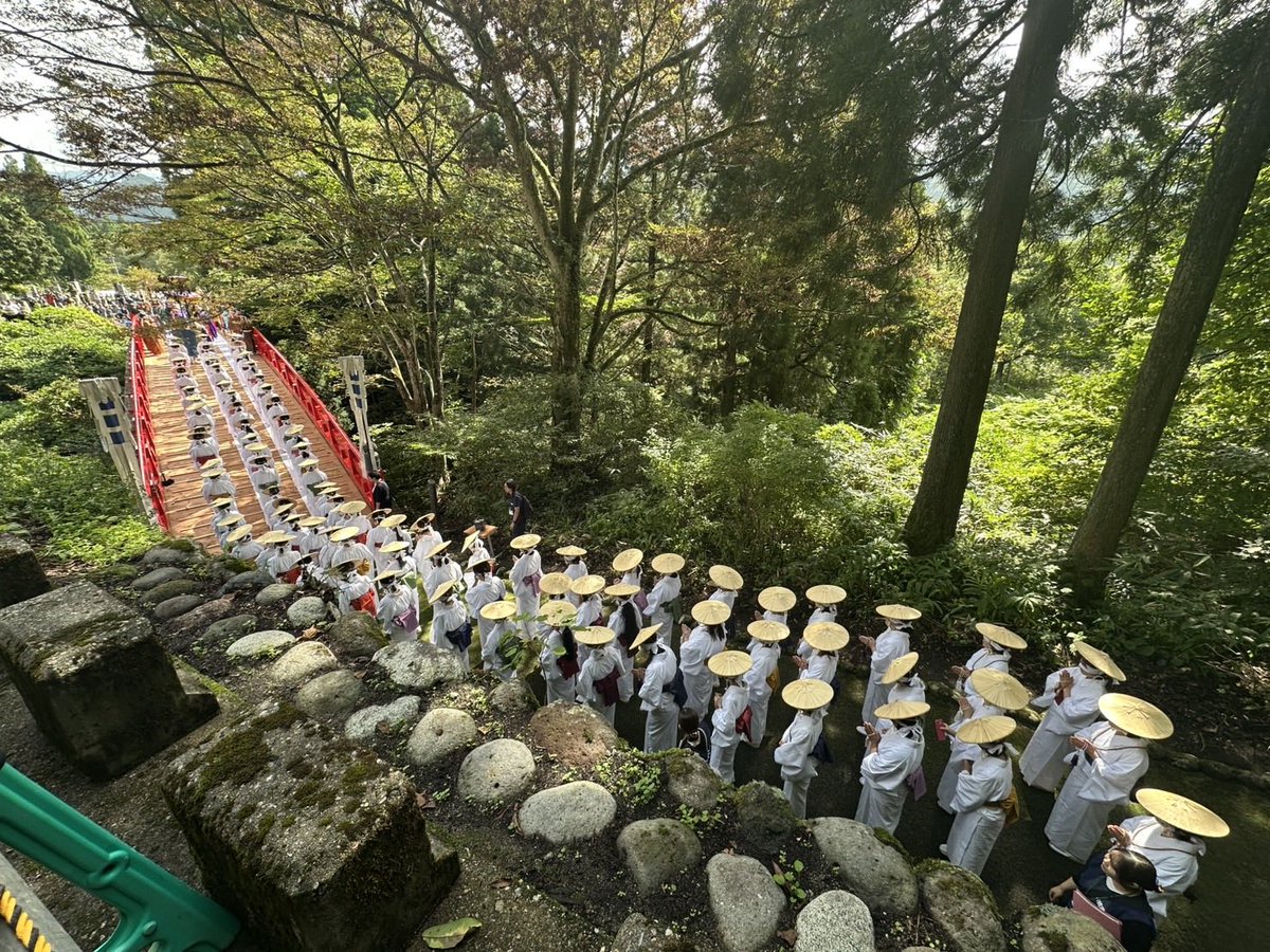 tatecalofficial's tweet photo. 地元の芦峅寺にて、『布橋灌頂会』が3年ぶりに開催されました😌

朝は曇りでしたが、段々と陽が差し、厳かで神秘的な雰囲気だったそうです✨

布橋は自由に渡ることができますので、気になる方はぜひ訪れてみてはいかがでしょうか（足をのばして、立山カルデラ砂防博物館に寄るのも忘れずに😉） https://t.co/x3h4esEeYL