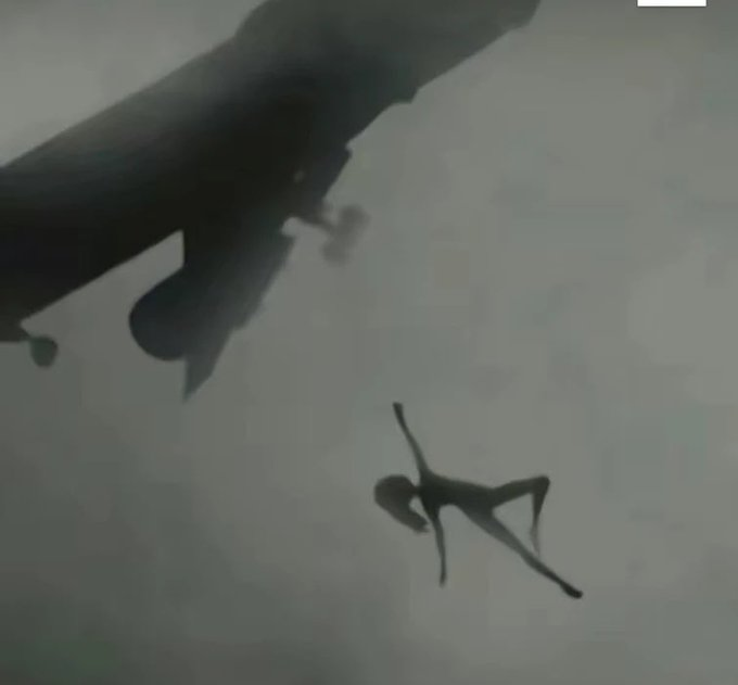 shatteredskyy's tweet photo. @_loganlbb tempted to write a really shitty creepypasta about this one https://t.co/anzYkokjPs