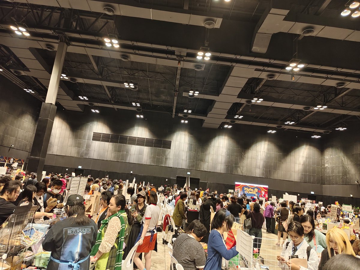KiratiSatt's tweet photo. ใดๆคืองานหนังเมื่อวานคนมาเยอะมากกว่าที่ผมคาดไว้ นี่ขนาดมีปัญหาน้ำท่วมนะ ถ้าสถานการณ์ปกติฮอลคงแน่น 🤯 https://t.co/N4h1VKWGtp