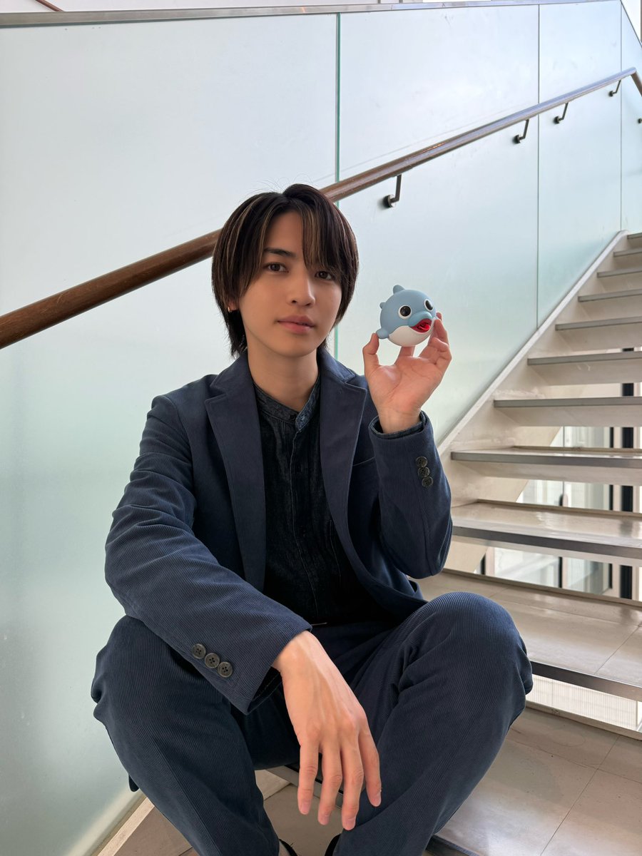 genki17staff's tweet photo. 主演ドラマ #恋愛ルビの正しいふりかたシーズン2 絶賛撮影中です🌱
新しい仲間が、、、？🐬

#岩橋玄樹より
#ヒロより
#恋ルビ2 https://t.co/DoeYVDHW5t