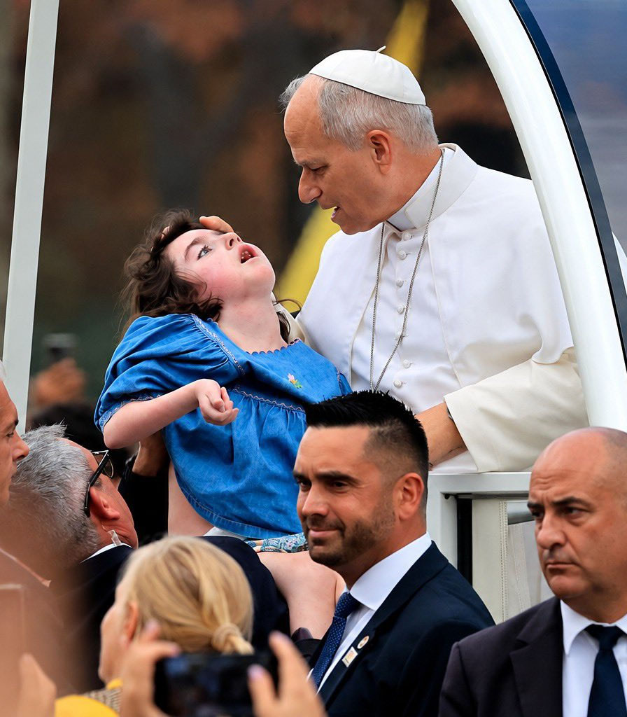 Pildorasdefe's tweet photo. LA FOTO DEL DÍA. PARÍS SE DETUVO.
Más de 700.000 personas gritando. El papamóvil avanzando.

Una niña con discapacidad, vestida de azul, es levantada por encima de la multitud. El papamóvil se detiene.

León XIV la mira, la abraza, le pone la mano en la cabeza y le susurra algo al oído.

Ella, que no podía hablar, parecía estarlo mirando como si mirara el cielo.

En plenos Campos Elíseos, el Papa nos recordó que la Iglesia no es una masa... Es un rostro, es la carne viva de Cristo... Es ella.

Cada vida cuenta.

😭❤️