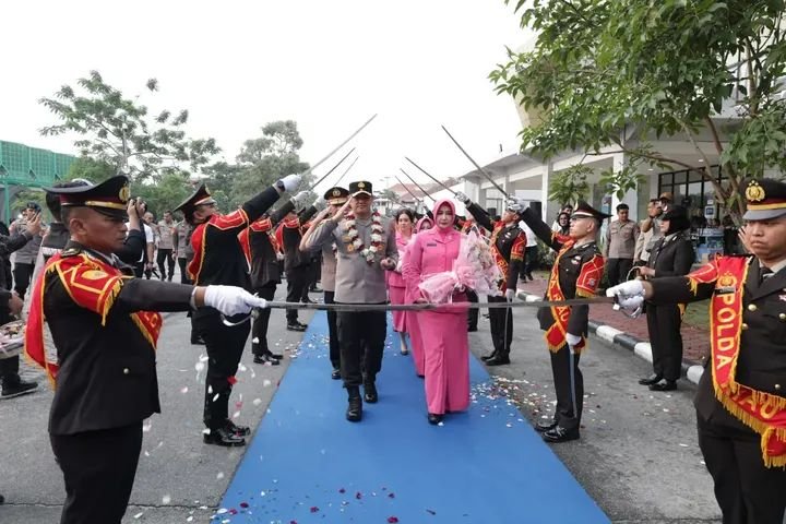 PolsekTj's tweet photo. Estafet Kepemimpinan Bergulir, Kapolda Riau Pimpin Sertijab Wakapolda Riau, Irwasda, Karo SDM hingga Kapolres

PEKANBARU - Estafet kepemimpinan di jajaran Polda Riau kembali bergulir. Kapolda Riau Irjen Pol Herry Heryawan memimpin langsung upacara serah terima jabatan (sertijab) https://t.co/Lce4tym0oQ