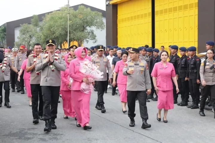 PolsekTj's tweet photo. Estafet Kepemimpinan Bergulir, Kapolda Riau Pimpin Sertijab Wakapolda Riau, Irwasda, Karo SDM hingga Kapolres

PEKANBARU - Estafet kepemimpinan di jajaran Polda Riau kembali bergulir. Kapolda Riau Irjen Pol Herry Heryawan memimpin langsung upacara serah terima jabatan (sertijab) https://t.co/Lce4tym0oQ