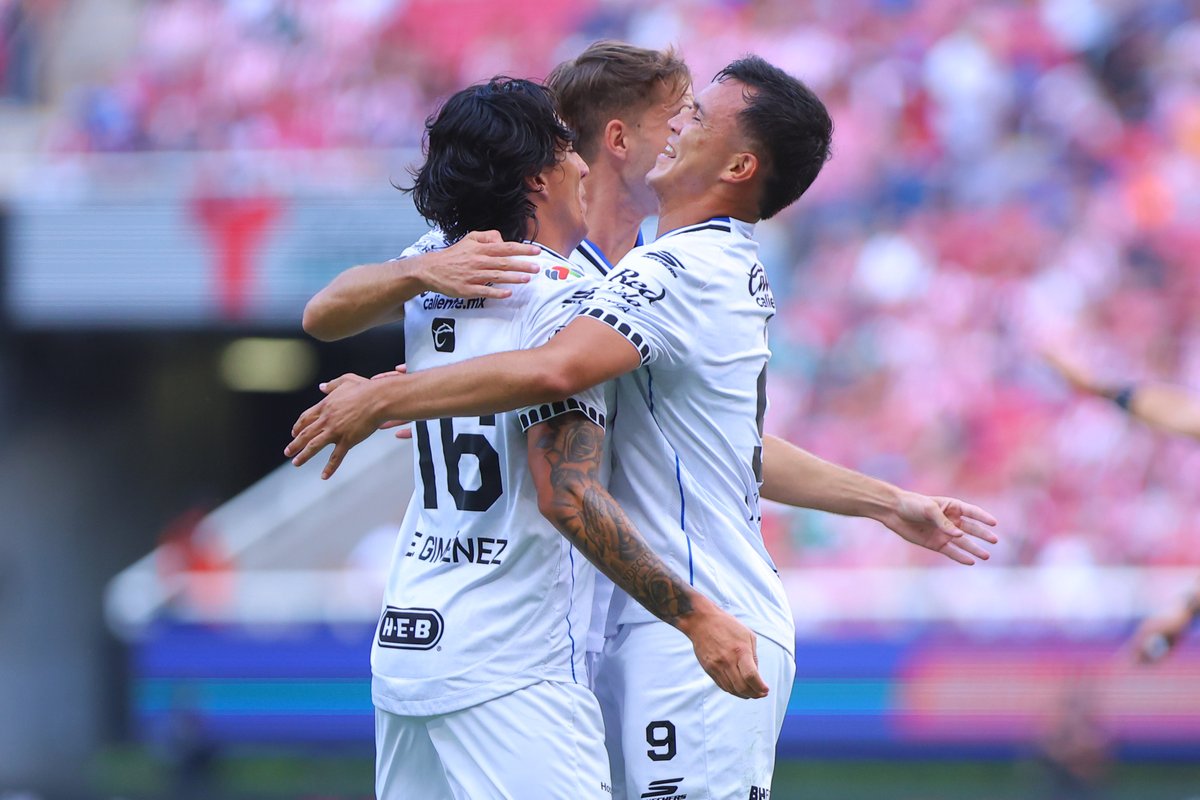 LigaBBVAMX's tweet photo. Los Gallos cantaron en el Akron y se llevaron los tres puntos. 🐓🔥
Revive cómo el @Club_Queretaro consiguió el trinfo ante Chivas en #ElResumen. ⚽️
🎥 Velo completo aquí: https://t.co/jWycBdC5jh
#LaLigaDeLaAfición ✨ | #J10 | #CHIQRO | #AP26 https://t.co/A3BnYqzsBT