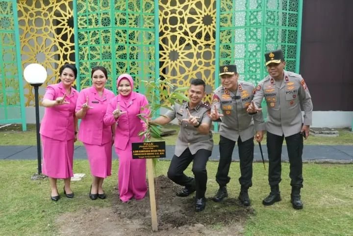 PolsekTj's tweet photo. Estafet Kepemimpinan Bergulir, Kapolda Riau Pimpin Sertijab Wakapolda Riau, Irwasda, Karo SDM hingga Kapolres

PEKANBARU - Estafet kepemimpinan di jajaran Polda Riau kembali bergulir. Kapolda Riau Irjen Pol Herry Heryawan memimpin langsung upacara serah terima jabatan (sertijab) https://t.co/Lce4tym0oQ