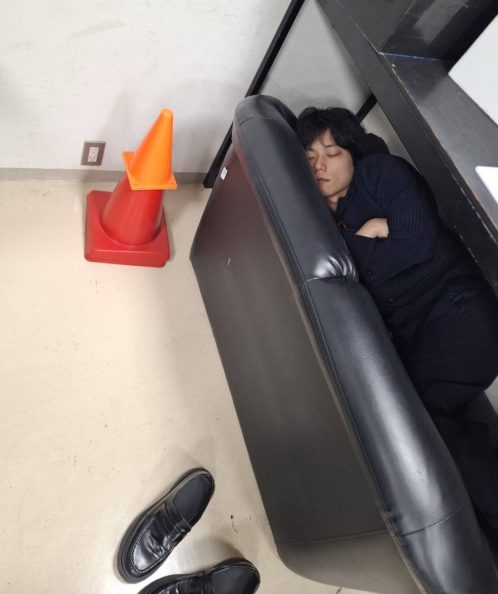 kantarou4279's tweet photo. 京極は何処でも寝るなぁ。 https://t.co/Cors8ExmTR