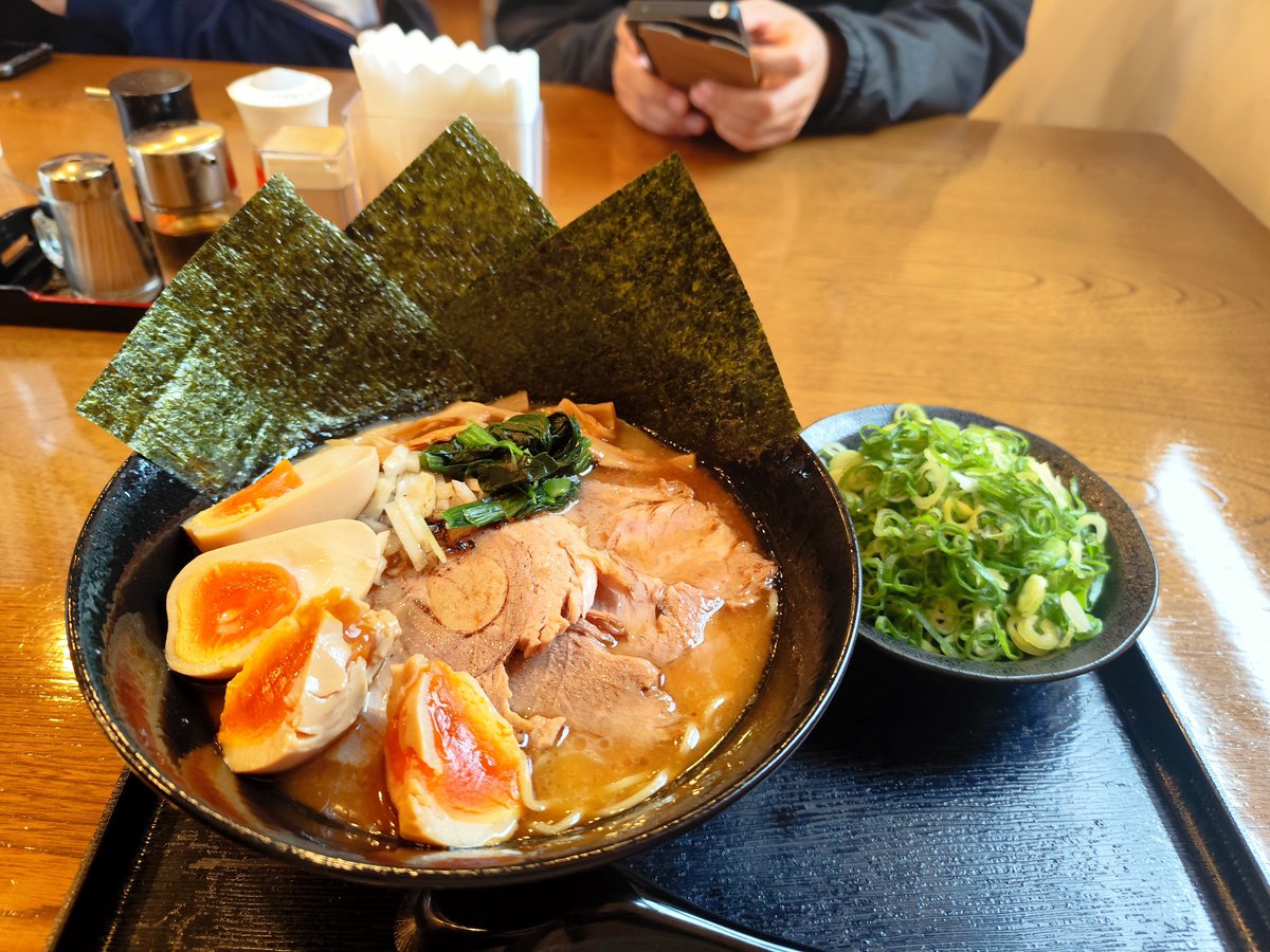 katsudon226's tweet photo. THEラーメン特製香味豚骨ラーメン大盛り　九条ねぎトッピング https://t.co/PdnmDoRU8f