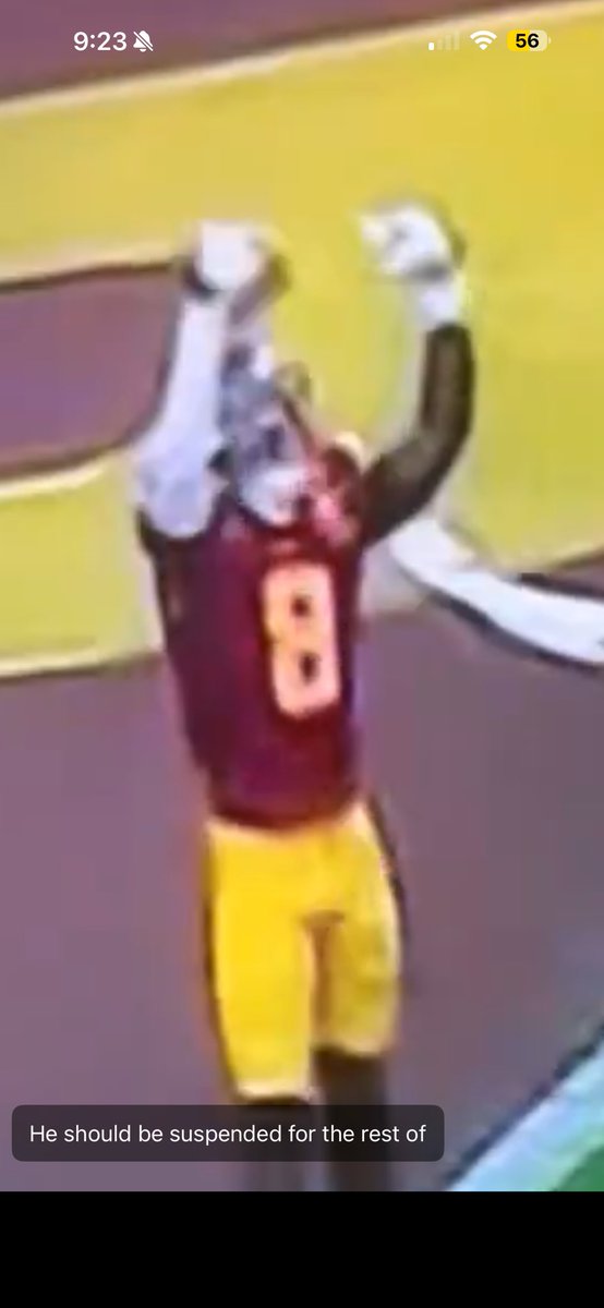 evildanlanning's tweet photo. @uscfb didn’t see it real time , but is he flipping Oregons sideline off ?? Classy move https://t.co/Gl0bRwGO5O
